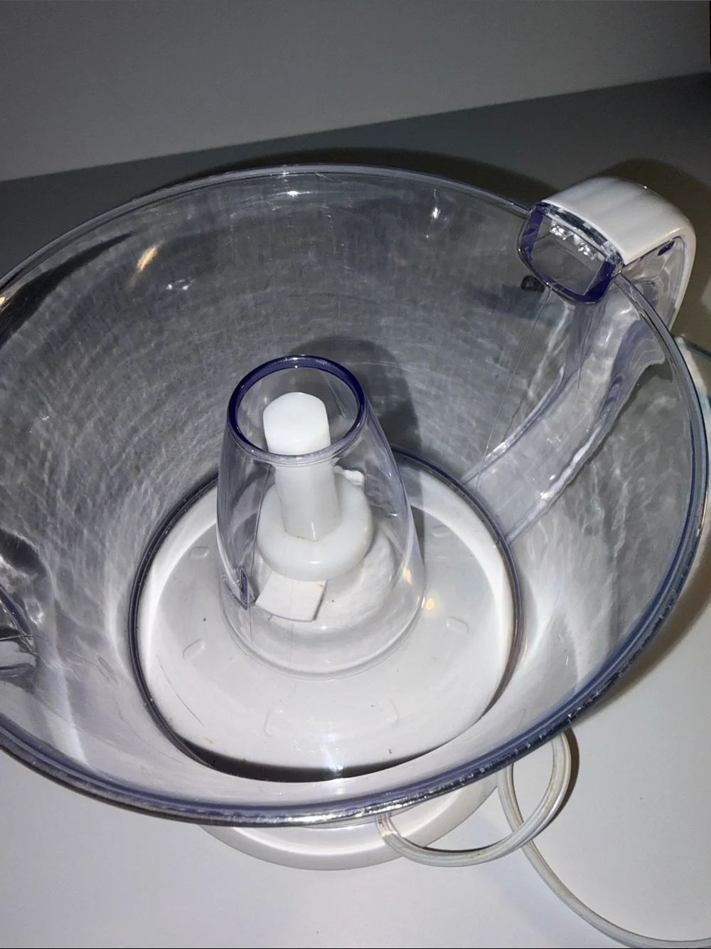 White Electric Citrus Juicer with Clear Pitcher